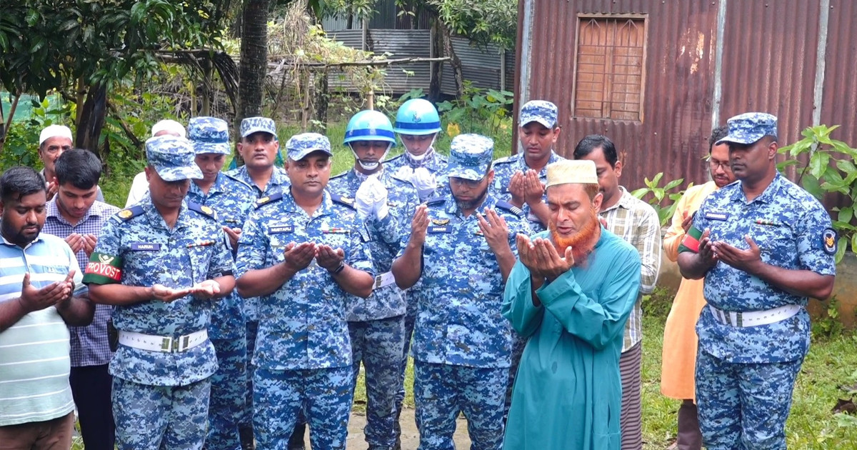 মাইলস্টোন ট্র্যাজেডি: টাঙ্গাইলে নিহত ২ শিক্ষার্থীর কবরে বিমান বাহিনীর শ্রদ্ধা
