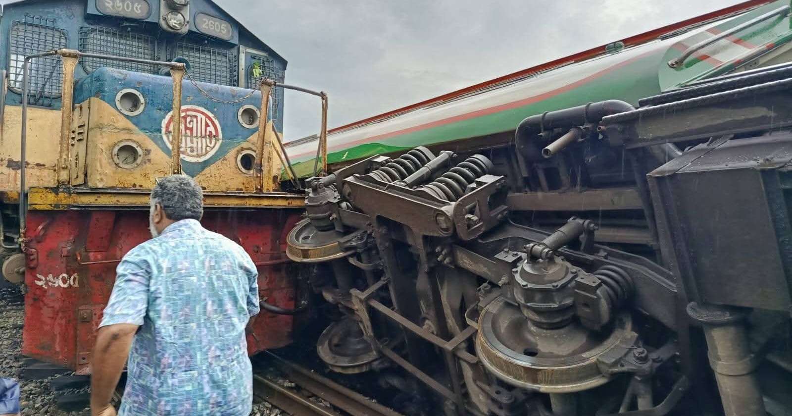 লালমনিরহাটে দুই ট্রেনের সংঘর্ষ