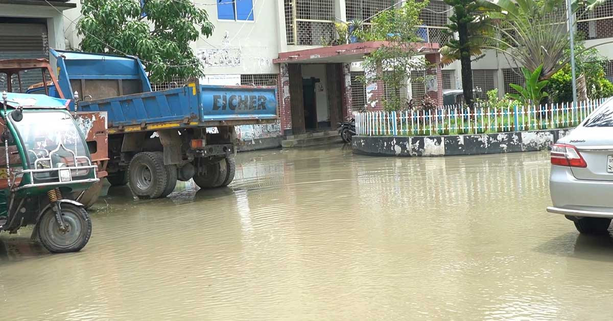 সামান্য বৃষ্টিতেই পাংশায় জলাবদ্ধতা, ভোগান্তি চরমে