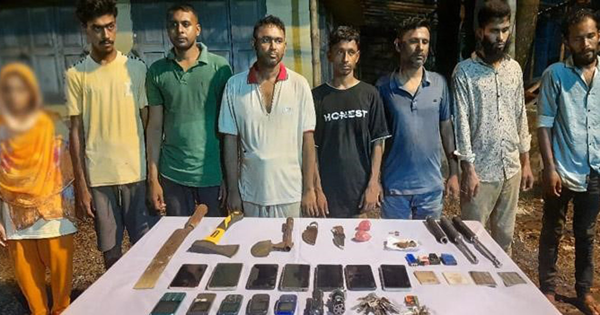 বাগেরহাটে যৌথবাহিনীর অভিযানে অস্ত্র-মাদকসহ ৮ সন্ত্রাসী আটক