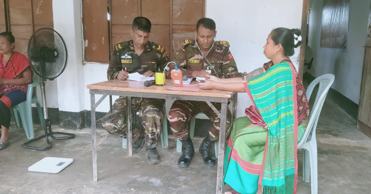 রাঙামাটিতে দরিদ্র জনগোষ্ঠীকে বিনামূল্যে চিকিৎসা সেবা দিল সেনাবাহিনী