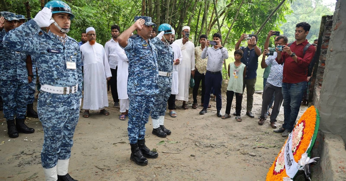 সাম্প্রতিক দুর্ঘটনায় নিহতদের সমাধীতে বিমানবাহিনীর শ্রদ্ধা