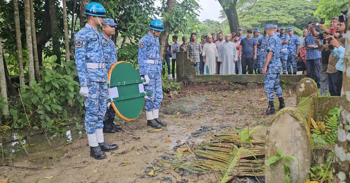লক্ষ্মীপুরে শিশু সায়ানের কবরে বিমান বাহিনীর শ্রদ্ধা