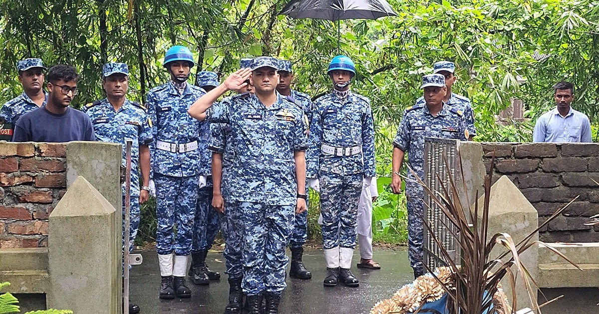 মাইলস্টোনে বিমান দুর্ঘটনায় শরীয়তপুরের নিহত দুই শিক্ষার্থীর কবরে বিমানবাহিনীর শ্রদ্ধা