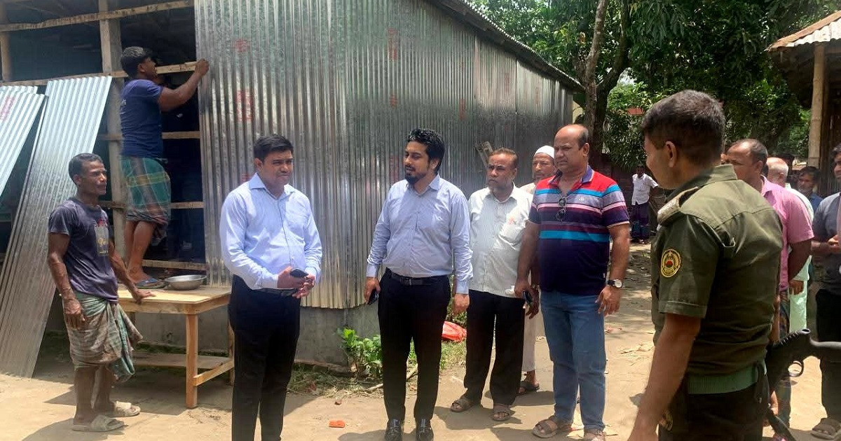 গঙ্গাচড়ায় হিন্দুপল্লীতে ক্ষতিগ্রস্ত ঘরবাড়ি মেরামত করছে প্রশাসন