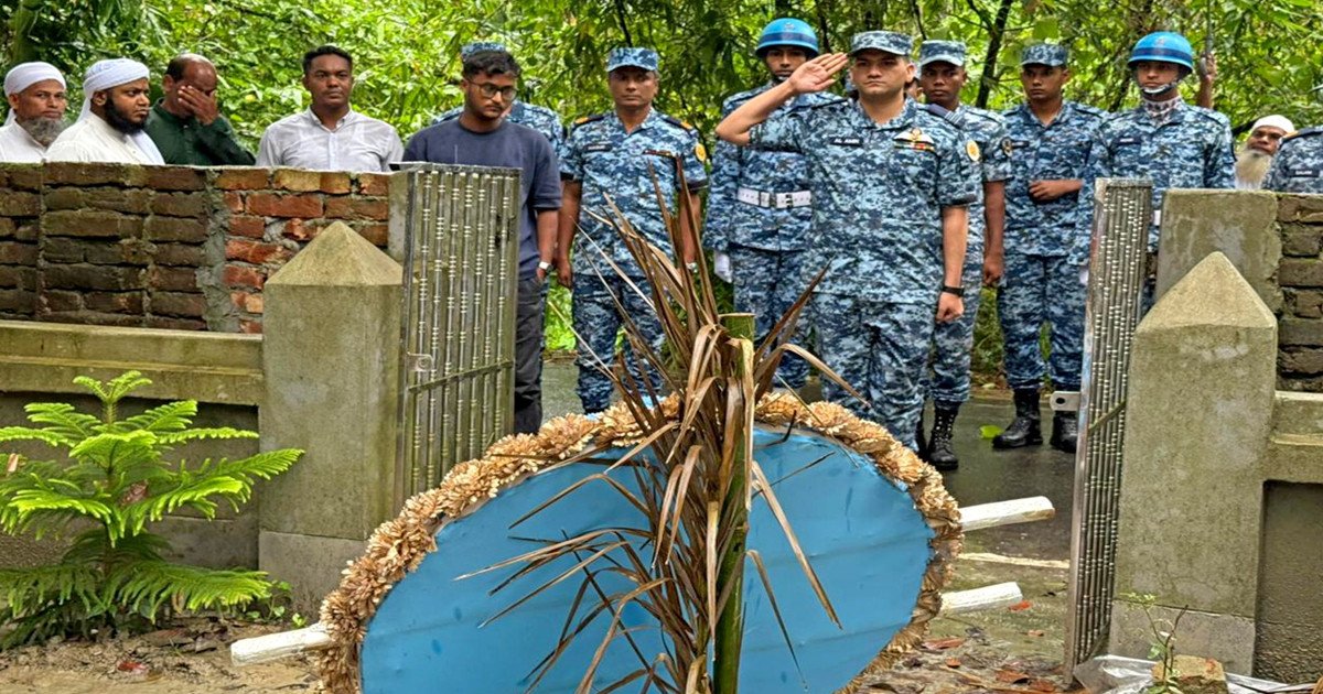 নিহত শিক্ষার্থীদের প্রতি বিমান বাহিনীর শ্রদ্ধা, পরিবারের পাশে থাকার অঙ্গীকার