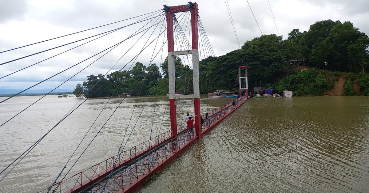 রাঙামাটি কাপ্তাই হ্রদের পানিতে ডুবে যাচ্ছে পর্যটন ঝুলন্ত সেতু