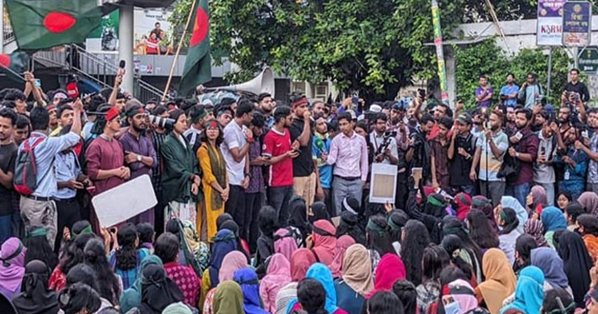 ফিরে দেখা ৩০ জুলাই: ‘মার্চ ফর জাস্টিস’ কর্মসূচি ঘোষণা, চোখে-মুখে ও লাল কাপড় বেঁধে প্রতিবাদ