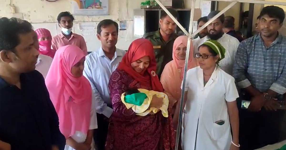 ফুটপাতে মানসিক ভারসাম্যহীন নারী জন্ম দিলেন ফুটফুটে সন্তান