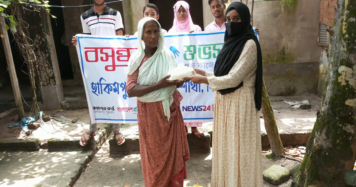 হিলিতে বাকপ্রতিবন্ধী ভাই-বোনের মা’কে খাদ্য সহায়তা দিল বসুন্ধরা শুভসংঘ