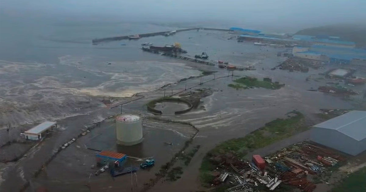 ড্রোন ফুটেজে রাশিয়ার বন্দরে সুনামির আঘাত (ভিডিও)
