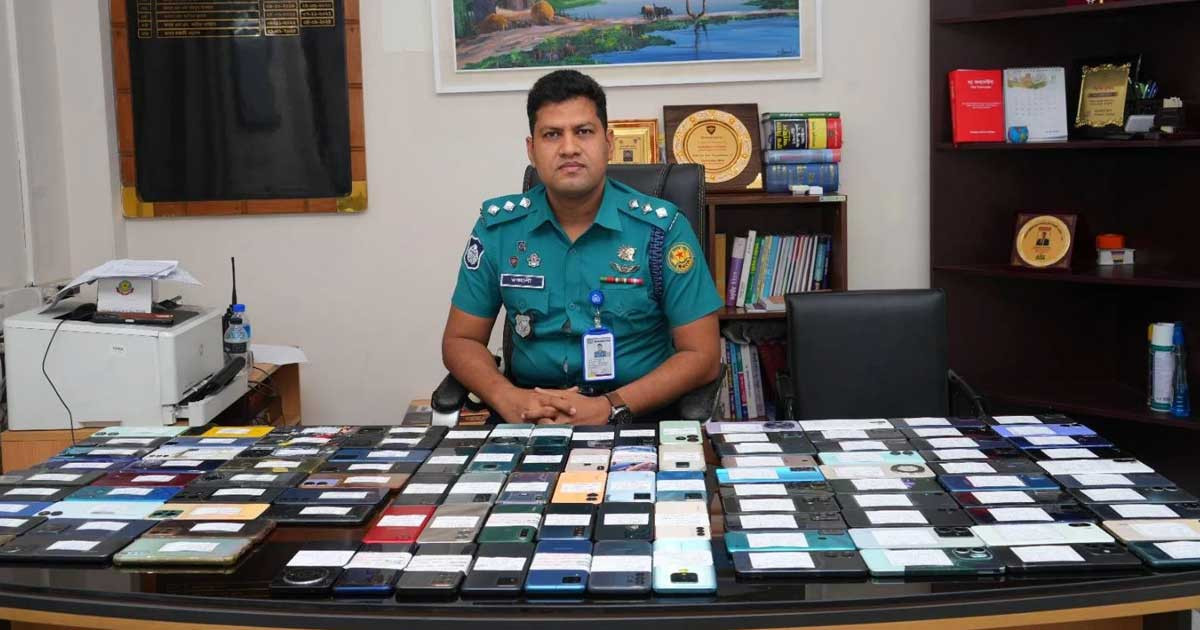 ১৬০টি মোবাইল উদ্ধার করে মালিকদের বুঝিয়ে দিল ডিএমপি