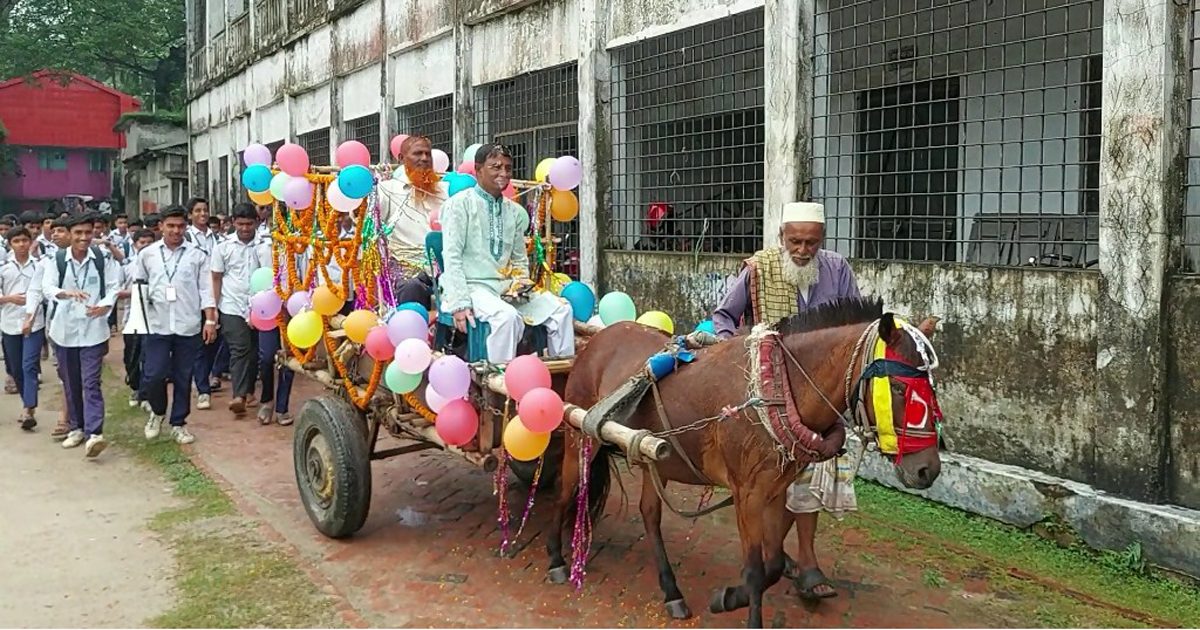 ঘোড়ার গাড়িতে চড়িয়ে বিদায়