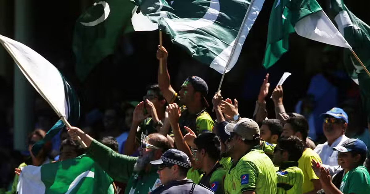পাকিস্তানের জার্সি পরা ভক্তকে হেনস্তা, স্টেডিয়াম কর্তৃপক্ষের দুঃখ প্রকাশ