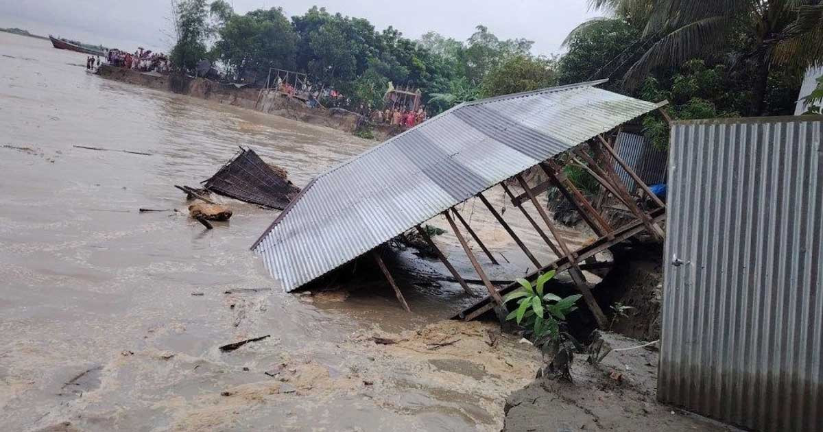 পদ্মা সেতু কনস্ট্রাকশন ইয়ার্ড রক্ষা বাঁধে ধস, ৩০ বসতঘর বিলীন
