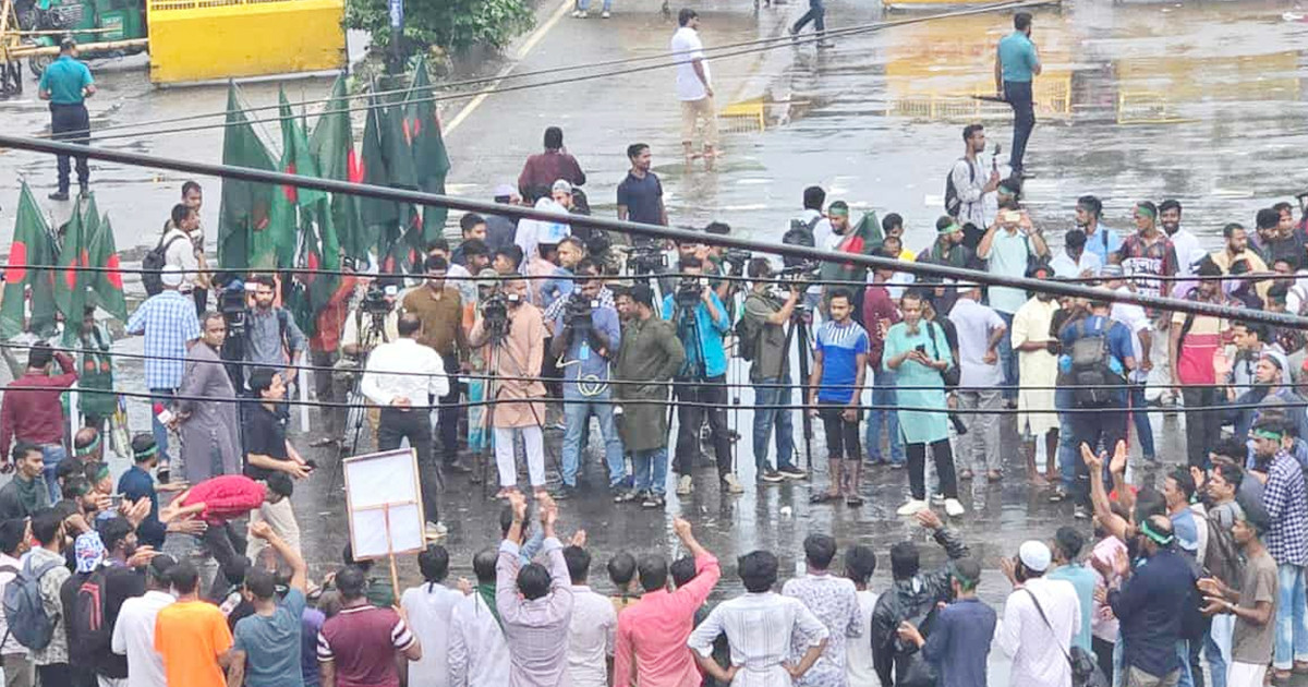 শাহবাগ অবরোধকারীদের সরিয়ে দিলো পুলিশ, সরানো হলো মঞ্চ