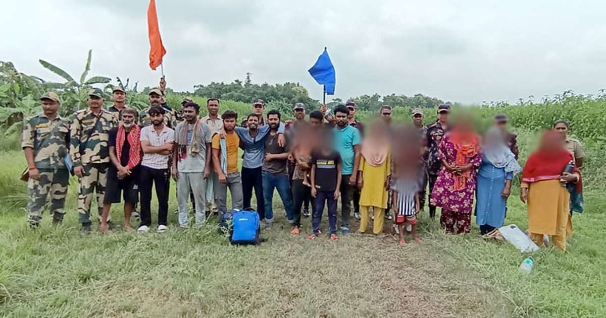 ১৭ বাংলাদেশিকে হস্তান্তর করল বিএসএফ