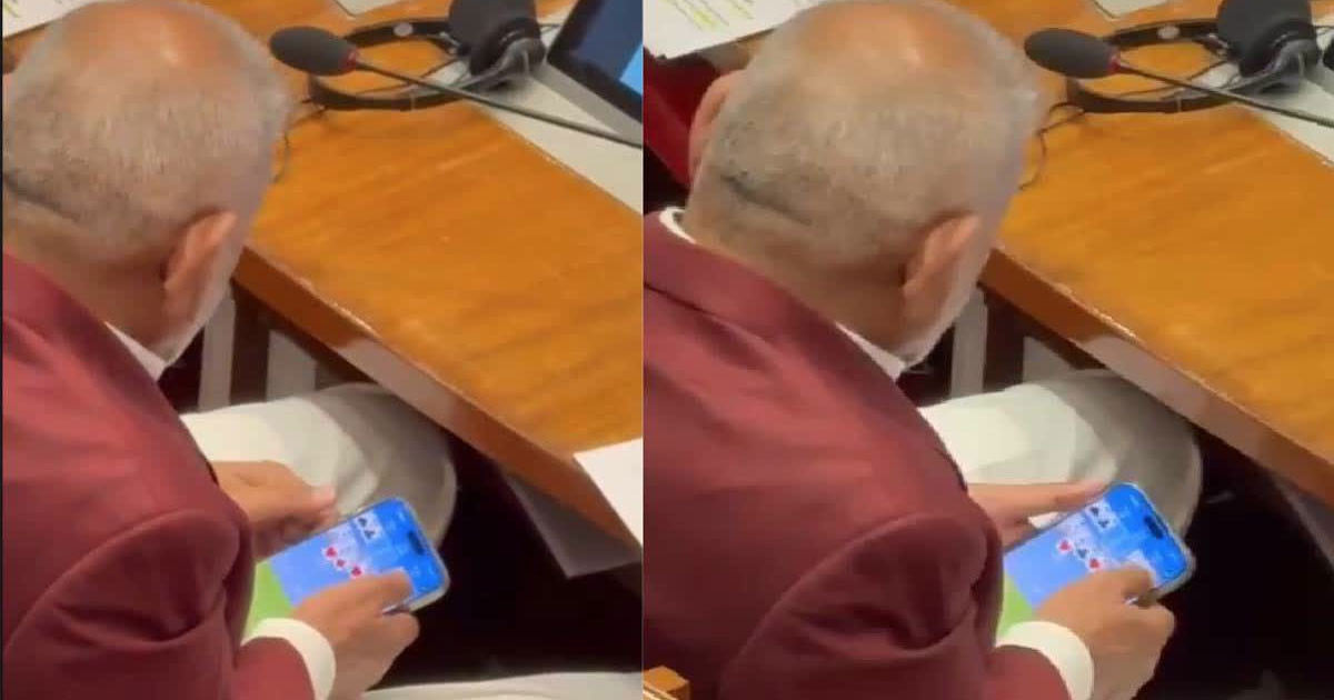 তাস খেলতে গিয়ে হারাতে হলো মন্ত্রিত্ব!