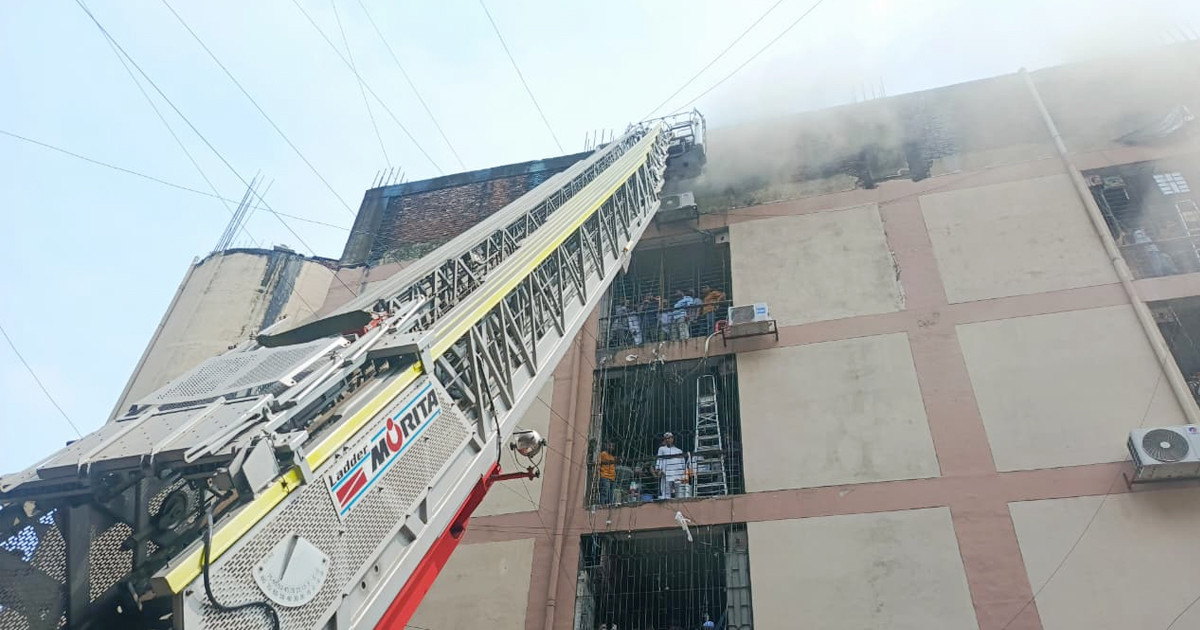 গুলিস্তানের স্কয়ার মার্কেটে আগুন, নিয়ন্ত্রণে ফায়ার সার্ভিসের ১১ ইউনিট