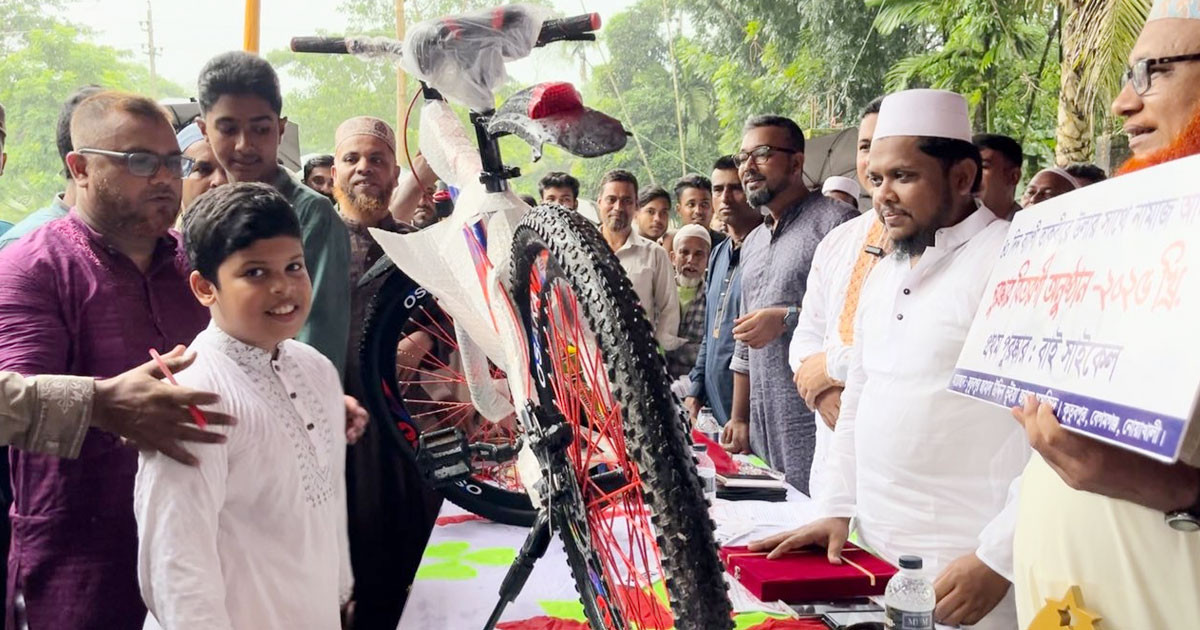 ৪০ দিন মসজিদে জামাতে নামাজ আদায় করে সাইসাইকেল উপহার পেল শিশুরা