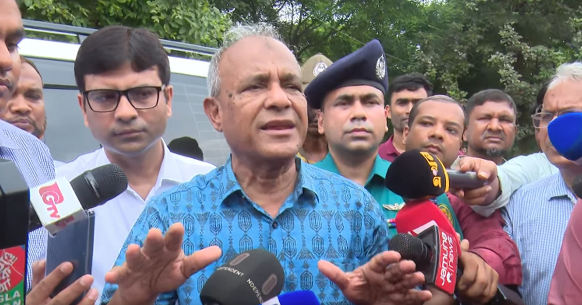 শহীদদের কবরে খারাপ ইটের ব্যবহার দেখে চটলেন স্বরাষ্ট্র উপদেষ্টা