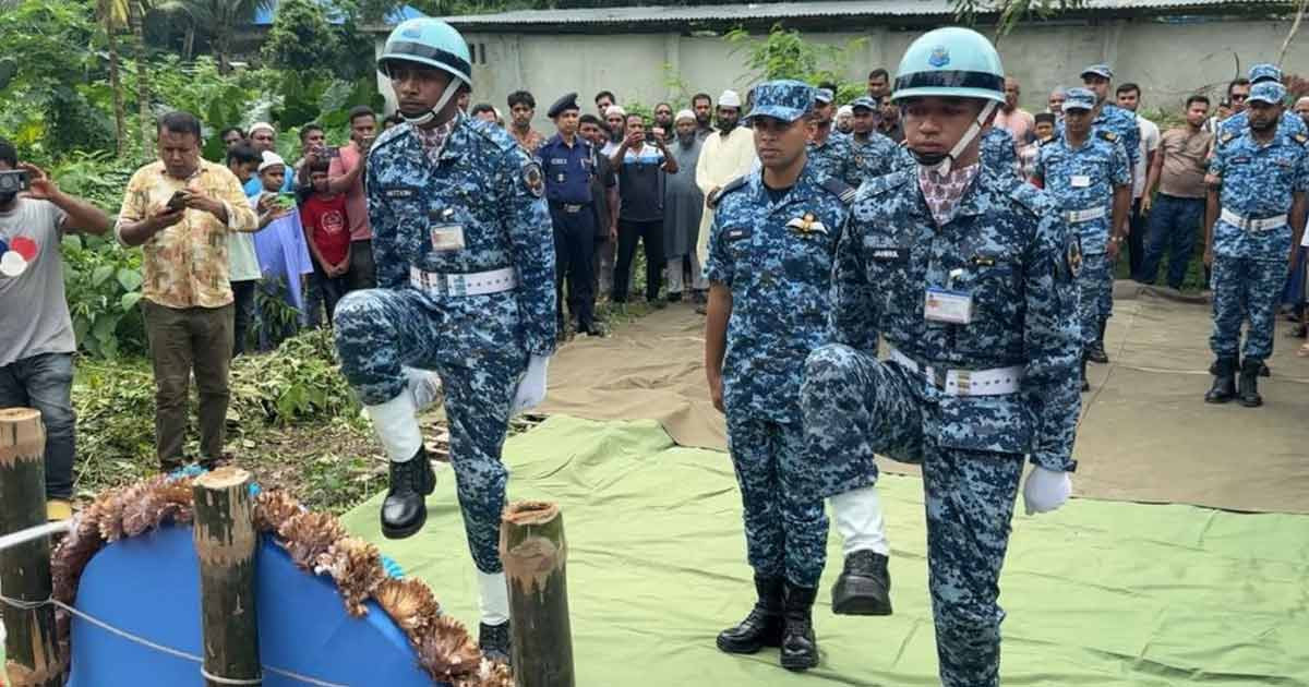 ফরিদপুরের রাইসা মনির সমাধিতে বিমান বাহিনীর শ্রদ্ধা