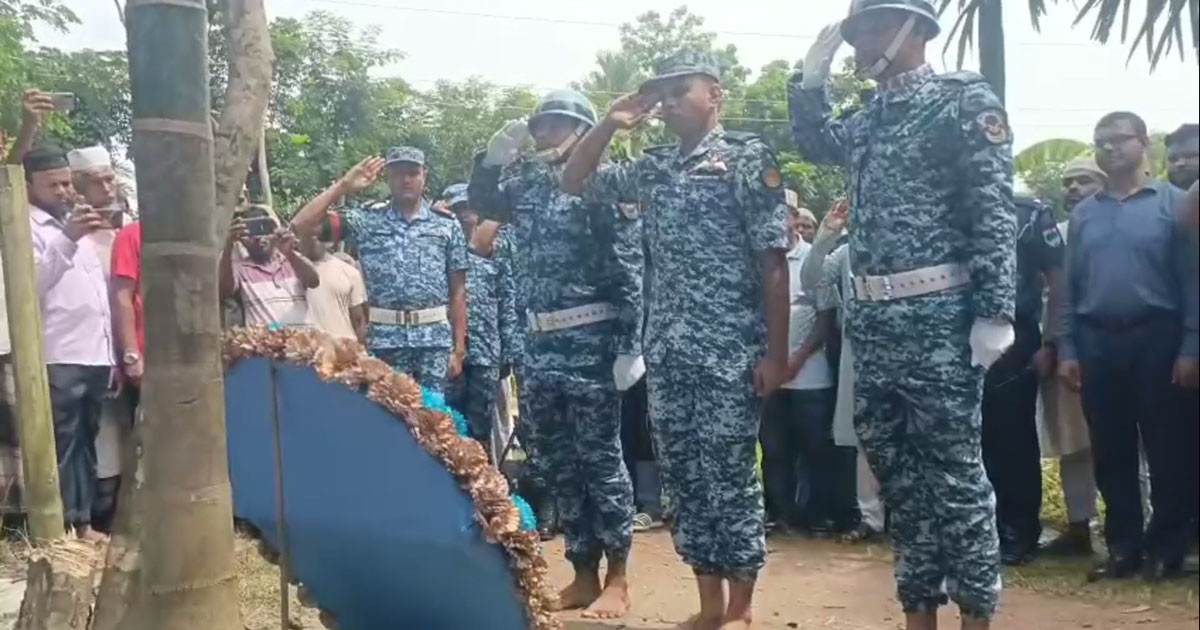 বিমান দুর্ঘটনায় নিহত ফাতেমার কবরে বিমান বাহিনীর শ্রদ্ধাঞ্জলি