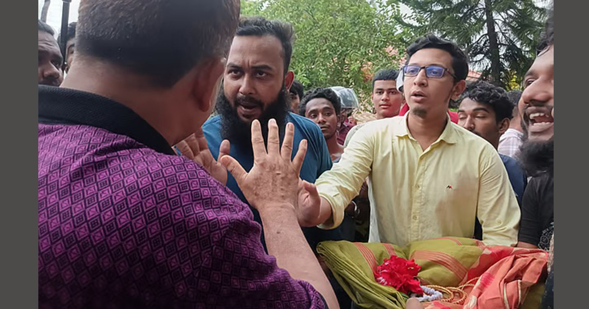 ছিনতাই প্রতিরোধে ব্যর্থ, ওসির জন্য শাড়ি-চুড়ি নিয়ে এলো জনতা