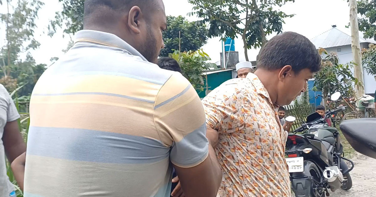অনিয়মের পক্ষে সাফাই গেয়ে স্থানীয়দের রোষানলে এলজিইডি কর্মচারী