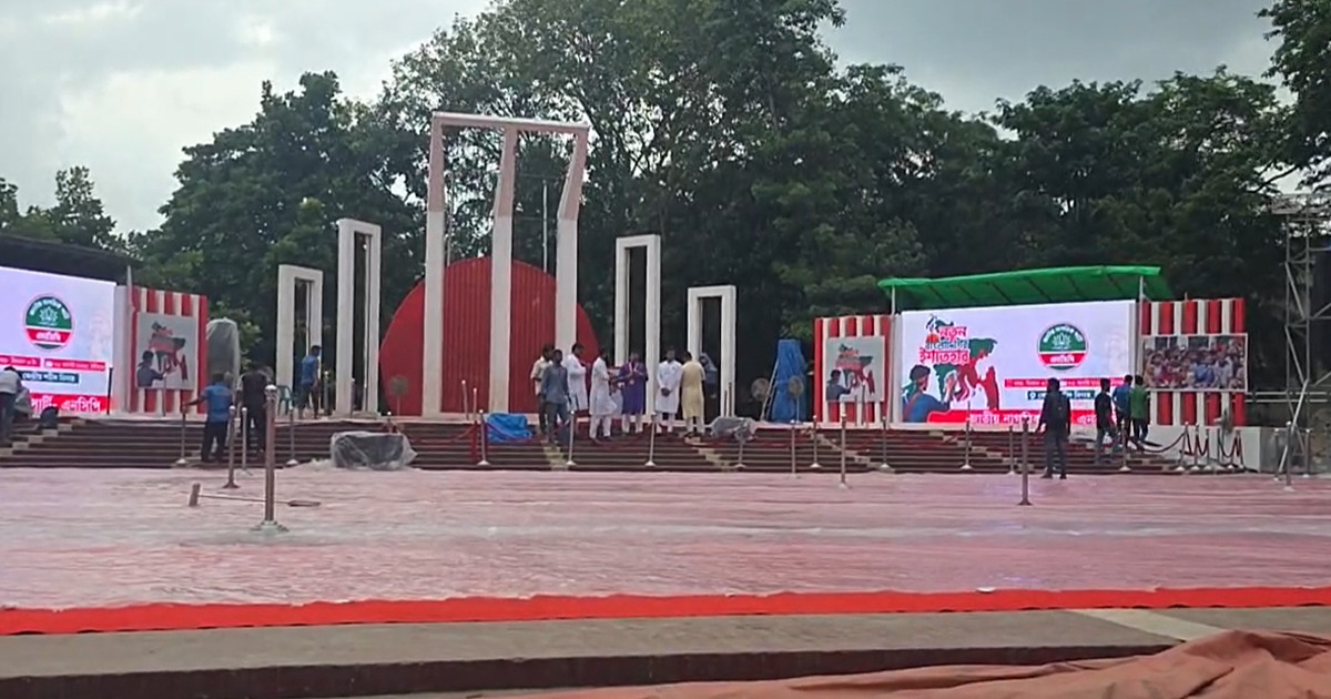 সমাবেশ স্থলে আসতে শুরু করেছেন এনসিপির নেতাকর্মীরা