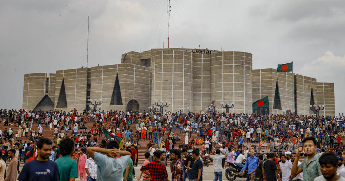 ৫ আগস্ট মানিক মিয়া অ্যাভিনিউয়ে জুলাই ঘোষণাপত্র পাঠ