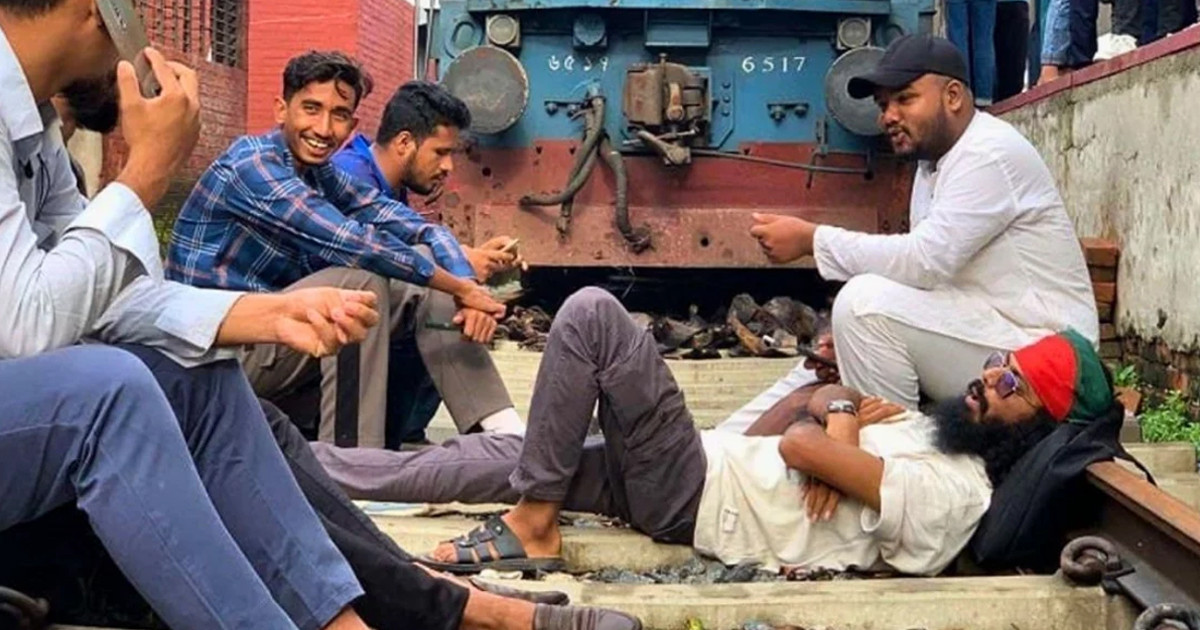 বগি পছন্দ না হওয়ায় বিক্ষোভ, এক ঘণ্টা পর ছাড়লো জুলাই বিশেষ ট্রেন