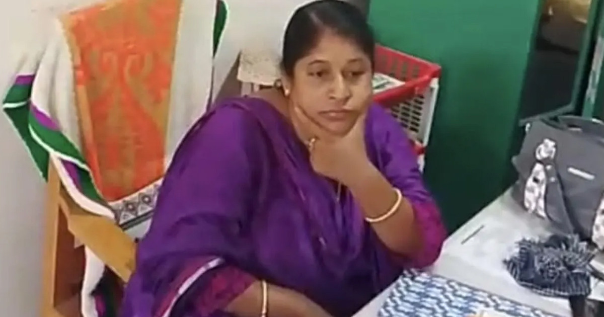 শেখ মুজিবুর রহমানের ছবি টানিয়ে রাখা সেই প্রধান শিক্ষিকা বরখাস্ত