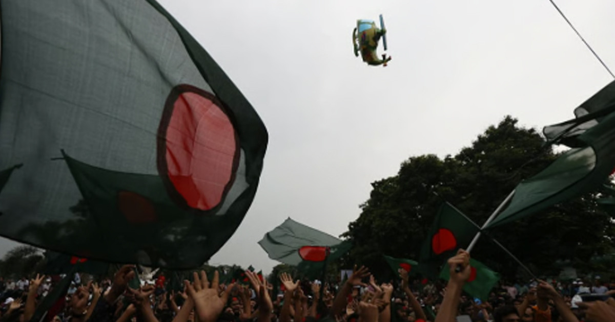 প্রতীকী হেলিকপ্টার উড়িয়ে হাসিনার ‘পলায়ন ক্ষণ’ উদযাপন