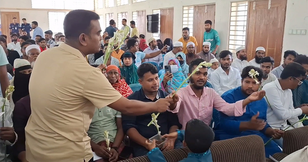 পিয়ন দিয়ে ফুল দেওয়া হলো জুলাই যোদ্ধাদের!