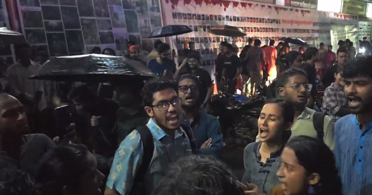 টিএসসিতে সালাউদ্দিন-সাঈদীর ছবি, শিক্ষার্থীদের অভিযোগে সরিয়ে দিল প্রশাসন