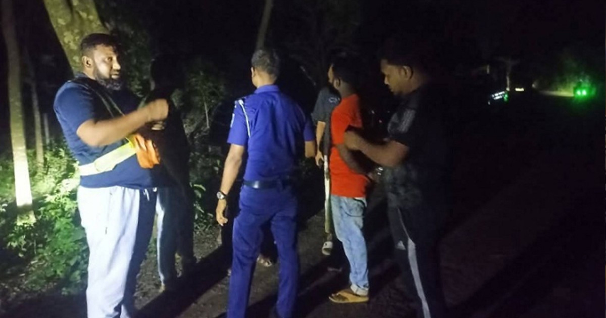 মেহেরপুরে ককটেল ফাটিয়ে ডাকাতি, লক্ষাধিক টাকা লুট