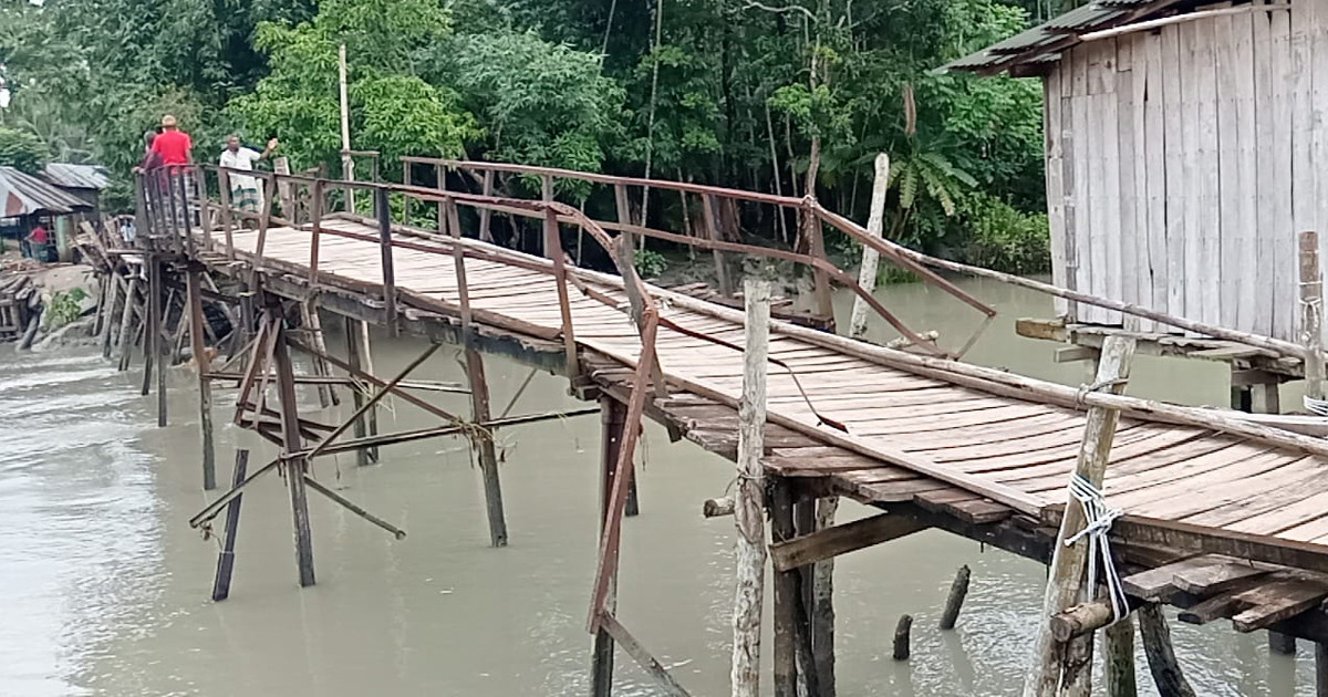 বাগেরহাটে ভাঙাচোরা ঝুঁকিপূর্ণ কাঠের পুল, দুর্ভোগে হাজারো মানুষ