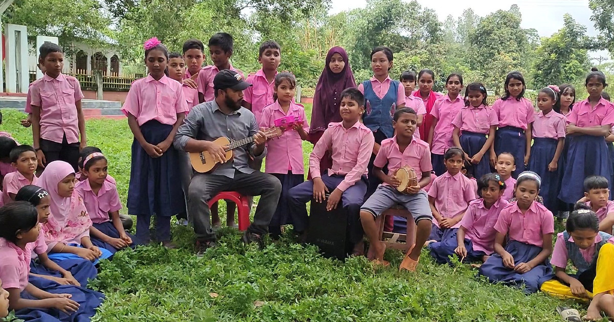 ঠাকুরগাঁওয়ে ব্যতিক্রমী এক বিদ্যালয়, গান-বাজনায় মুখরিত পাঠশালা