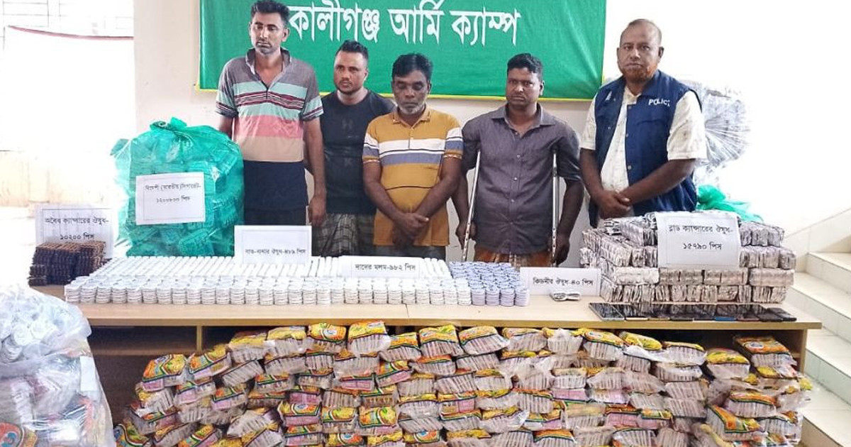 সাতক্ষীরায় ৫০ লাখ টাকার ভারতীয় পাতার বিড়িসহ আটক ৪