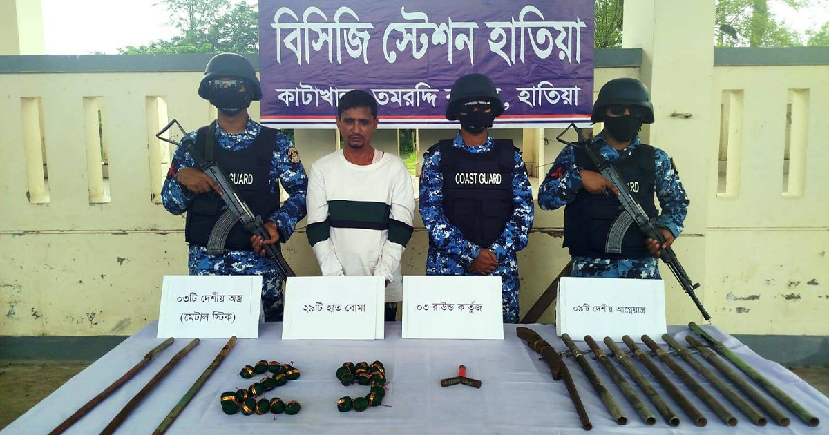 হাতিয়ায় কুখ্যাত ডাকাত আটক, উদ্ধার বিপুল পরিমাণ অস্ত্র-বোমা
