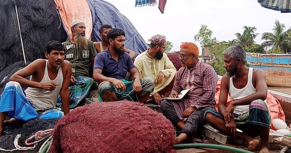 সাগরে প্লাস্টিক বর্জ্য না ফেলতে জেলেদের সচেতন করছেন খোকন