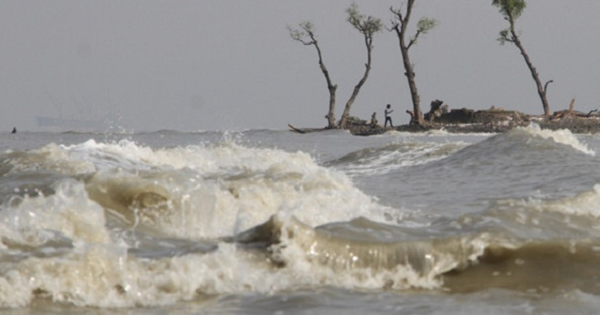 সাগরে লঘুচাপের আশঙ্কা, দেশব্যাপী ঝড়বৃষ্টির আভাস