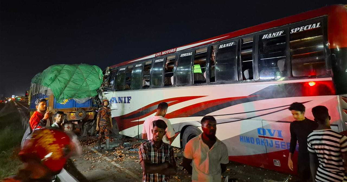 ঢাকা-মাওয়া এক্সপ্রেসওয়েতে বাস-ট্রাক সংঘর্ষ, নিহত ১
