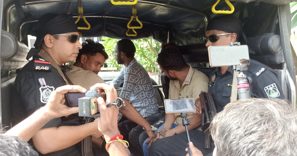 নারায়ণগঞ্জে বিপুল পরিমাণ দেশীয় অস্ত্রসহ ছয় ডাকাত গ্রেপ্তার