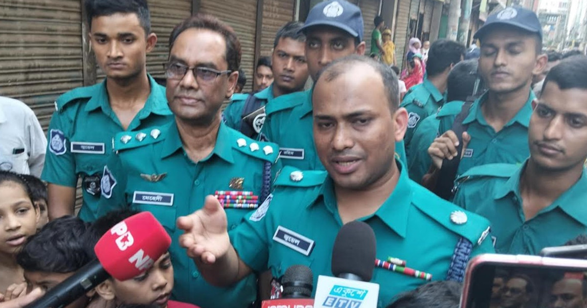 মোহাম্মদপুরে জেনেভা ক্যাম্পে অভিযানে অস্ত্রসহ গ্রেপ্তার ২