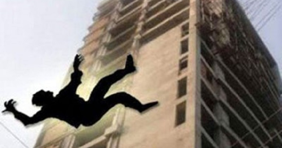 স্কুলে গিয়ে তিন তলা থেকে লাফ দিল নবম শ্রেণির ছাত্রী