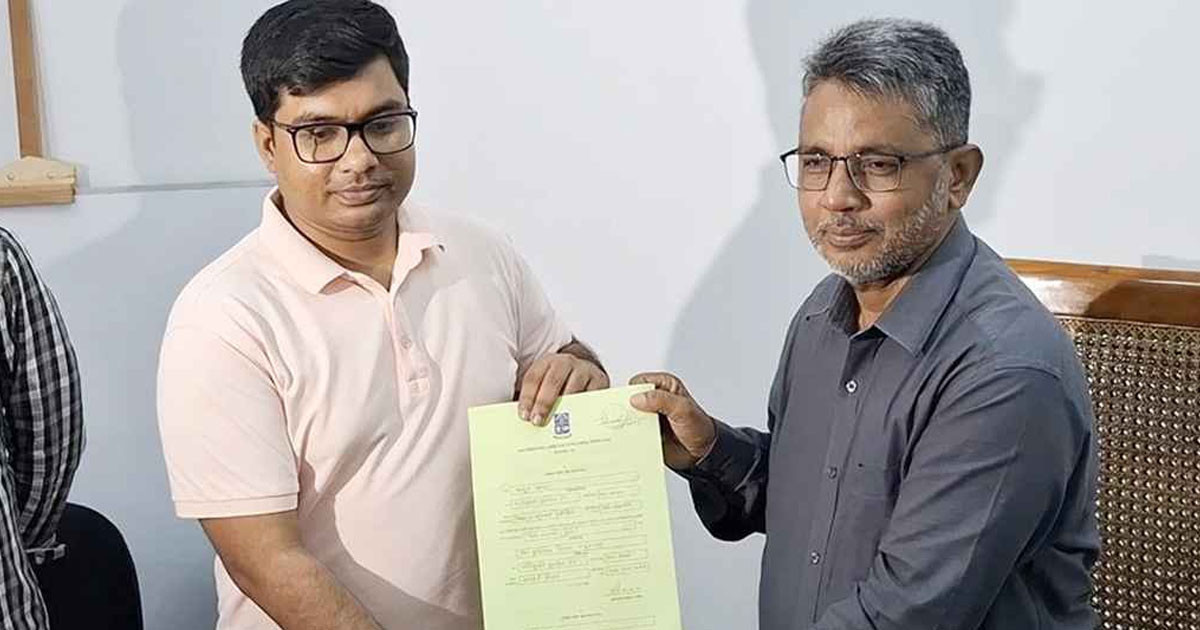 ডাকসু নির্বাচন: সবার আগের মনোনয়ন ফরম জমা সাবেক ছাত্রলীগ নেতার