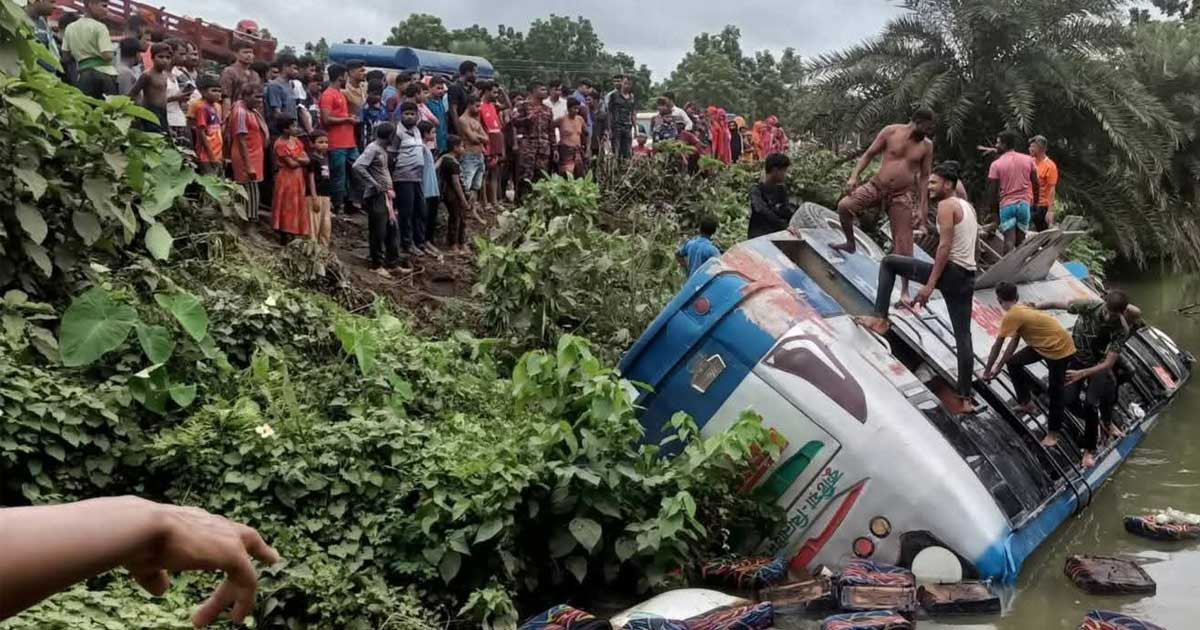 ওভারটেক করতে গিয়ে বাস উল্টে পুকুরে, আহত ১০