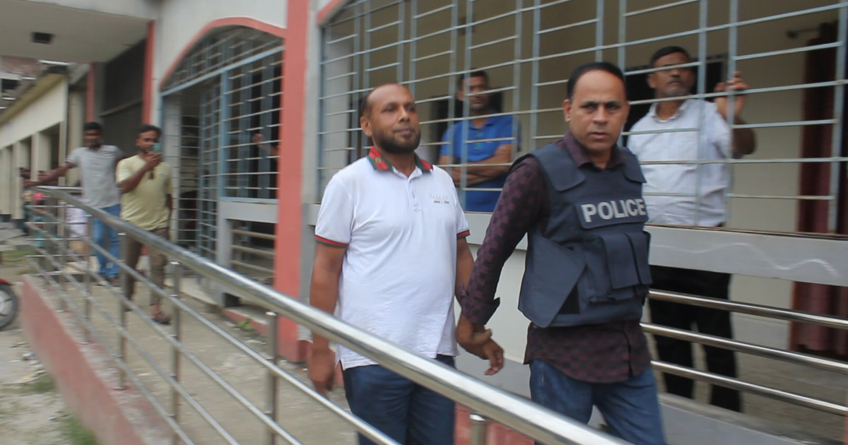 ছাত্রীর সঙ্গে শিক্ষককের অনৈতিক সম্পর্কের অভিযোগ, পদত্যাগ দাবিতে বিক্ষোভ